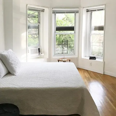 Serene Brooklyn Escape Near Cafes & Park, Sleeps 5