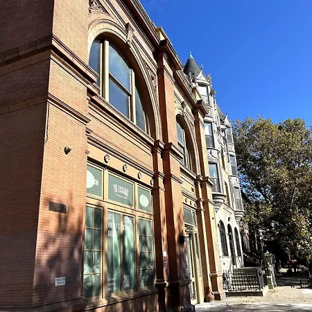 Serene Brooklyn Escape Near Cafes & Park, Sleeps 5 Apartment *