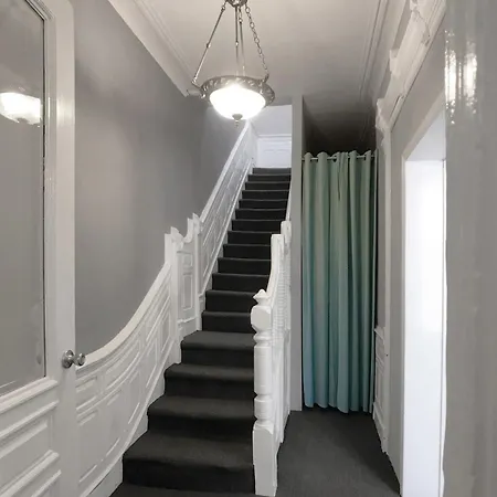 Apartment Serene Brooklyn Escape Near Cafes & Park, Sleeps 5