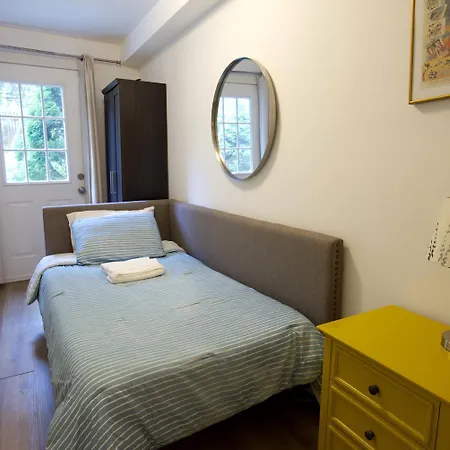 Brooklyn, Garden, Spacious, Great Location, 1 Stop To Manhattan Apartment