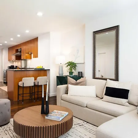 Designer In Diplomat District Apartment *