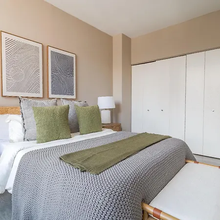 Chic Nyc Steps From Times Square With 2 Bedroom *