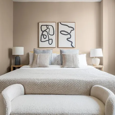 Chic Nyc Steps From Times Square With 2 Bedroom *