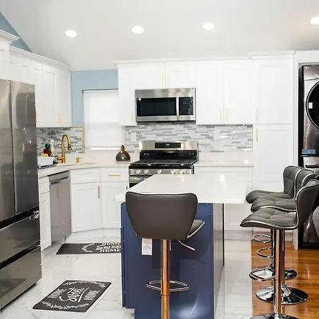 A Cozy Serene 3 Bdr, 2 Full Baths Near Jfk & Laguardia Airport Apartment *