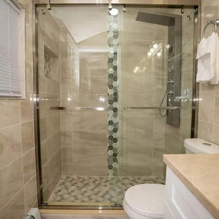 A Cozy Serene 3 Bdr, 2 Full Baths Near Jfk & Laguardia Airport Apartment *