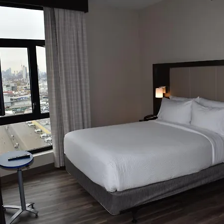 Express Long Island E - By Ihg Hotel 3*