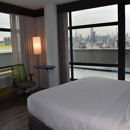 Express Long Island E - By Ihg New York
