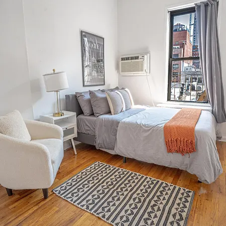 Chic 2bd Upper East Side Retreat *