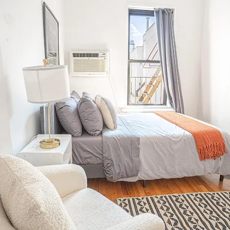 Chic 2bd Upper East Side Retreat *