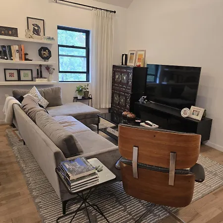 Astoria, Steps Away From Manhattan 3* New York
