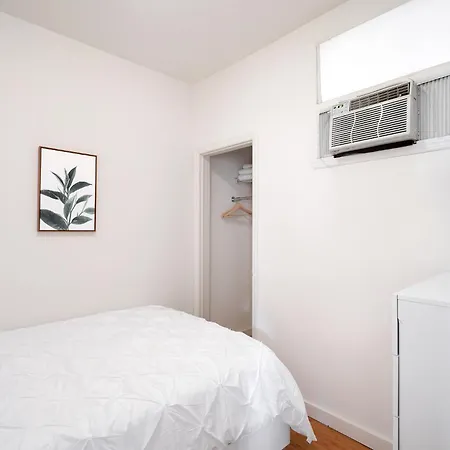 Beautiful 3 Bedroom Unit In Prime Location Apartment *