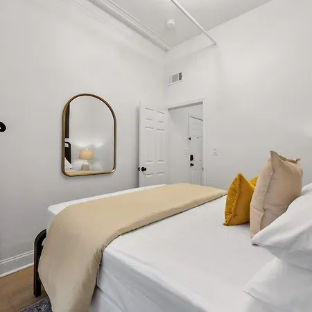2br And 2ba In Historic Brownstone Near Subway Apartment *