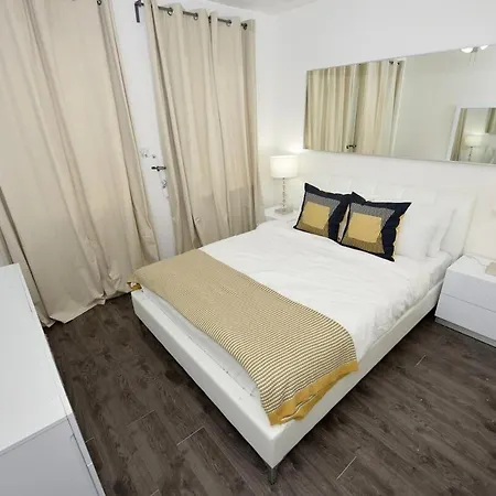 Apartment Amazing 4 Bedroom 1 Bth Laundry Dishwasher, June To Aug 90 Days Required *