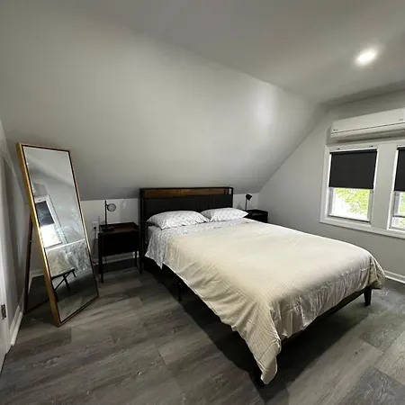 Modern & Cozy In Queens Near Train Station And Buses