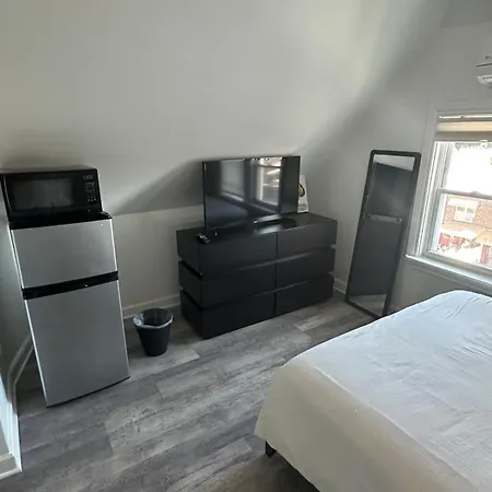 Modern & Cozy In Queens Near Train Station And Buses *