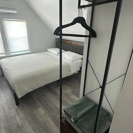 Modern & Cozy In Queens Near Train Station And Buses Homestay New York