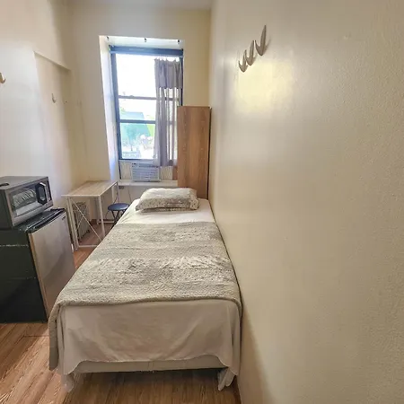 West 30th Street Hostel *