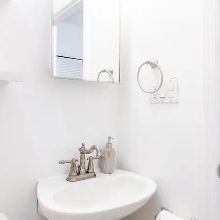 Apartment 1435-2 3 Bedrooms 2bath W D Ues *