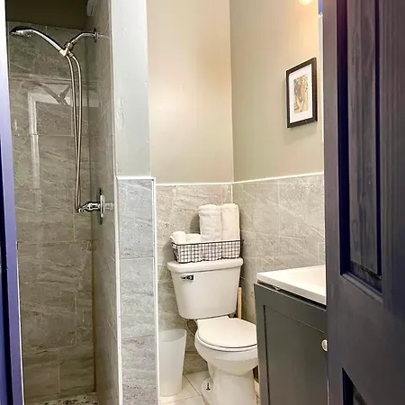 Cozy Staycation - Brooklyn Close To Train Stations Apartment New York