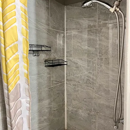 Cozy Staycation - Brooklyn Close To Train Stations Apartment New York