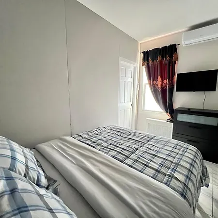 3 Bedrooms In 2nd Floor Modern Brooklyn Home, Close To J Train New York