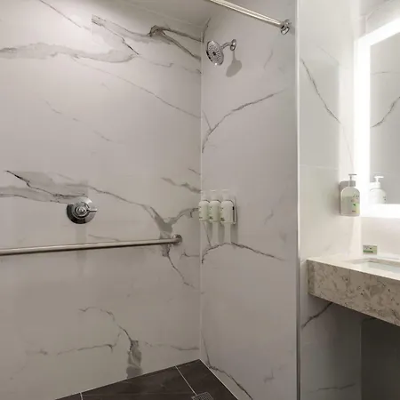 Ramada By Wyndham Brooklyn Empire Blvd 2*