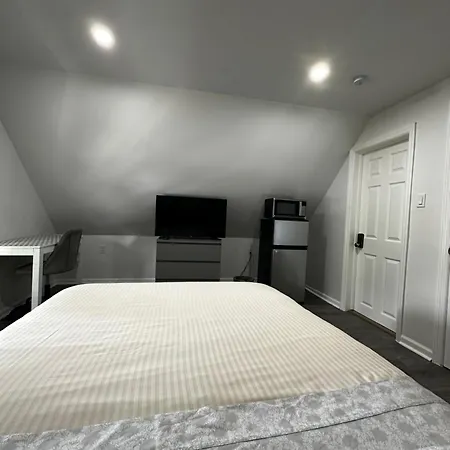 Modern & Cozy In Queens Near Train Station And Buses New York