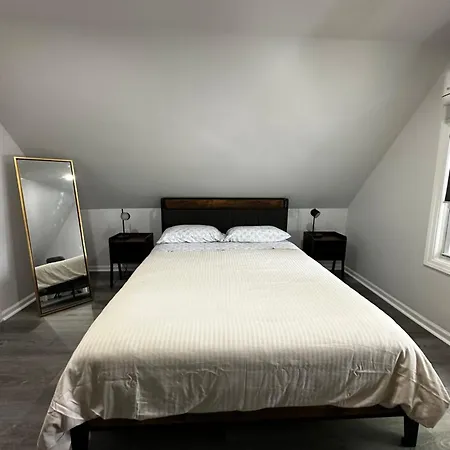 Homestay Modern & Cozy In Queens Near Train Station And Buses *