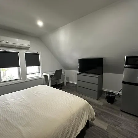 Modern & Cozy In Queens Near Train Station And Buses *