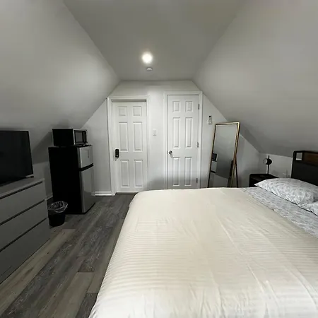 Modern & Cozy In Queens Near Train Station And Buses *