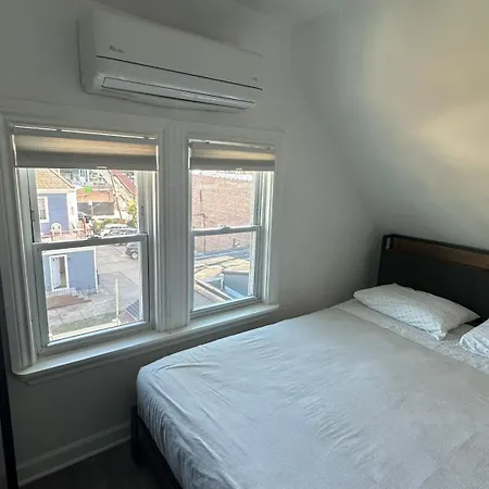Modern & Cozy In Queens Near Train Station And Buses