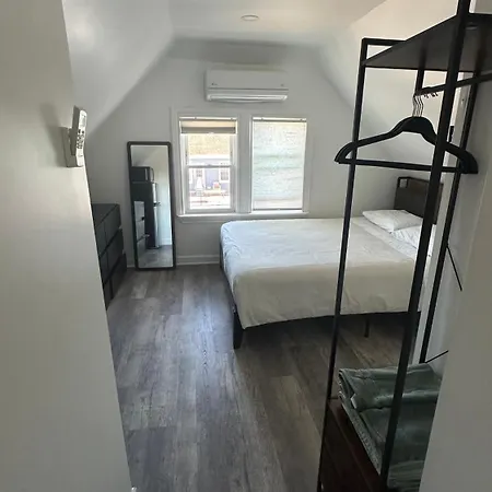 Homestay Modern & Cozy In Queens Near Train Station And Buses