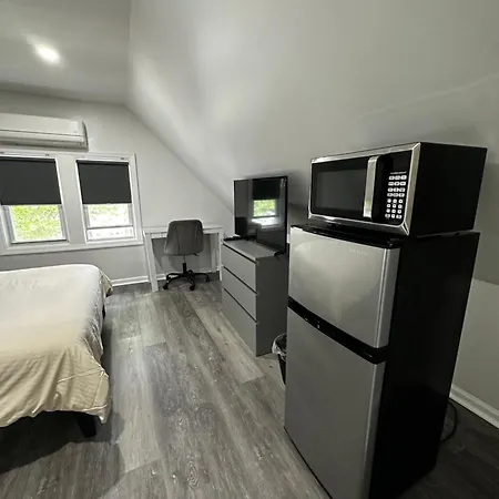 Modern & Cozy In Queens Near Train Station And Buses