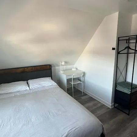 Homestay Modern & Cozy In Queens Near Train Station And Buses