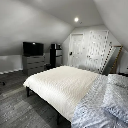 Modern & Cozy In Queens Near Train Station And Buses