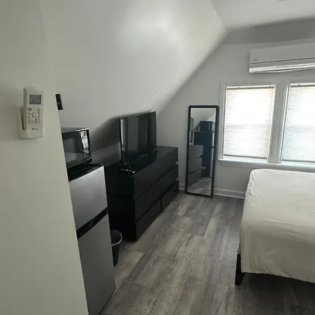Modern & Cozy In Queens Near Train Station And Buses Homestay