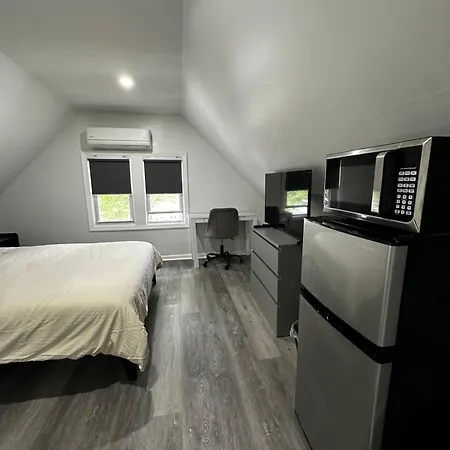 Homestay Modern & Cozy In Queens Near Train Station And Buses