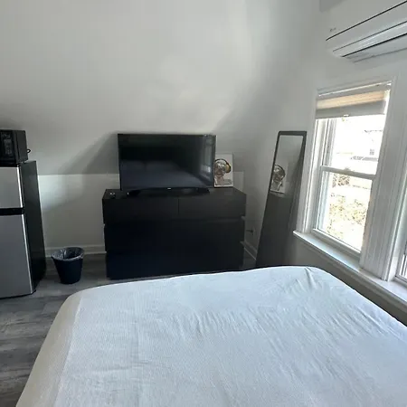 Homestay Modern & Cozy In Queens Near Train Station And Buses