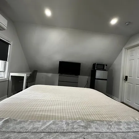 Modern & Cozy In Queens Near Train Station And Buses Homestay