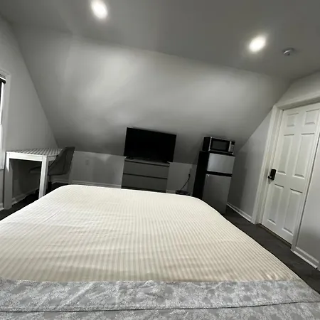 Modern & Cozy In Queens Near Train Station And Buses Homestay