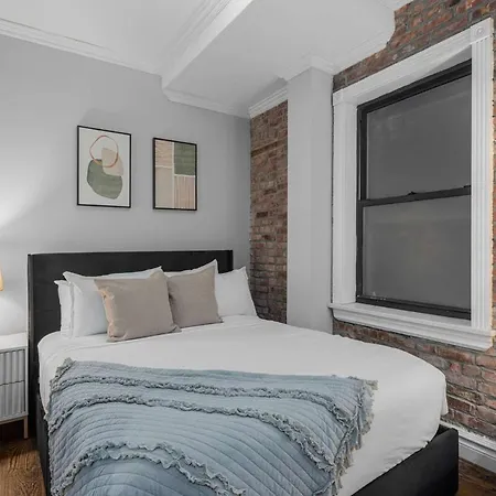 Lower East Side 2br With Private Patio *