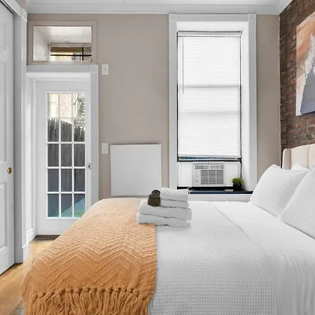 Lower East Side 2br Near Subway & Katz's Apartment