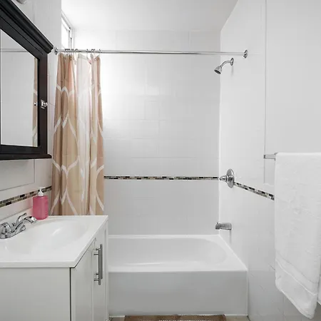 Beautiful 3 Bedroom Unit In Prime Location