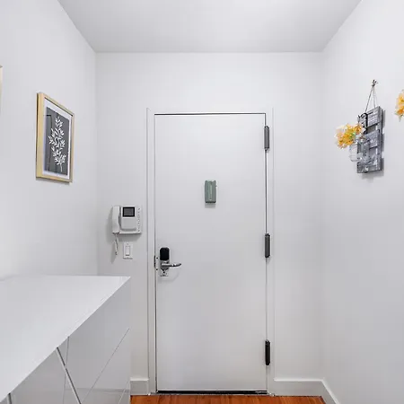 Beautiful 3 Bedroom Unit In Prime Location