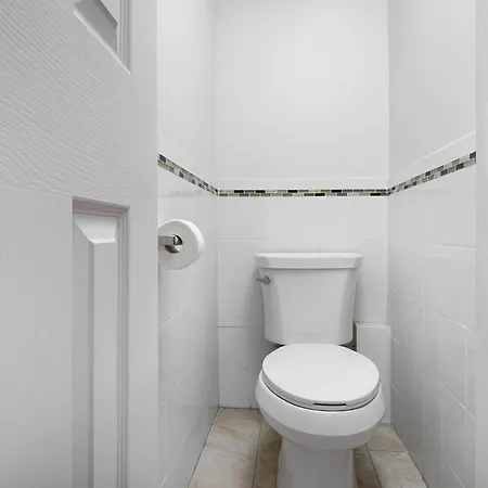 Beautiful 3 Bedroom Unit In Prime Location Apartment *