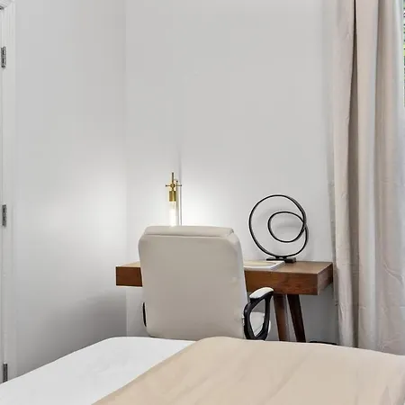 2br And 2ba In Historic Brownstone Near Subway Apartment