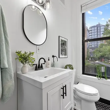 2br And 2ba In Historic Brownstone Near Subway Apartment