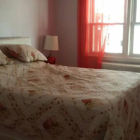 Forest Hills Three Bedrooms Apartment