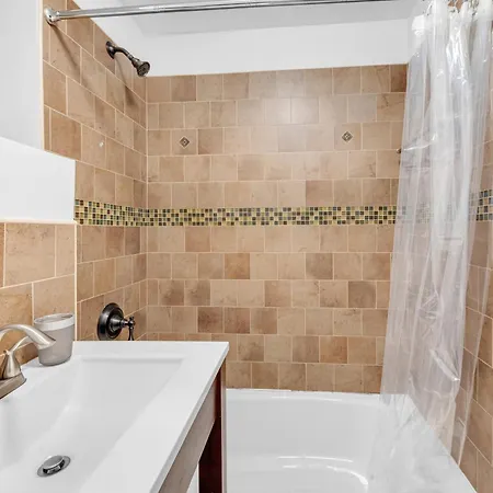 Inviting 2bd Upper East Side With Backyard Apartment