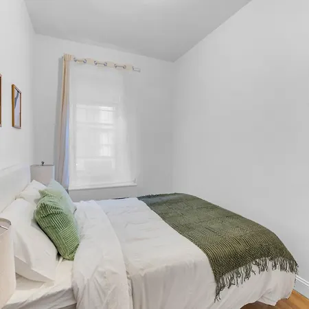 Inviting 2bd Upper East Side With Backyard *